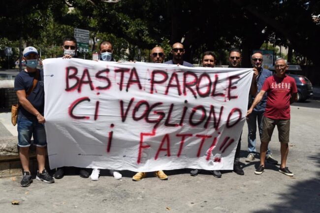 “Ridateci il lavoro e la dignità di uomini, padri e mariti”. Gli ex autisti soccorritori salgono sul tetto del Garibaldi