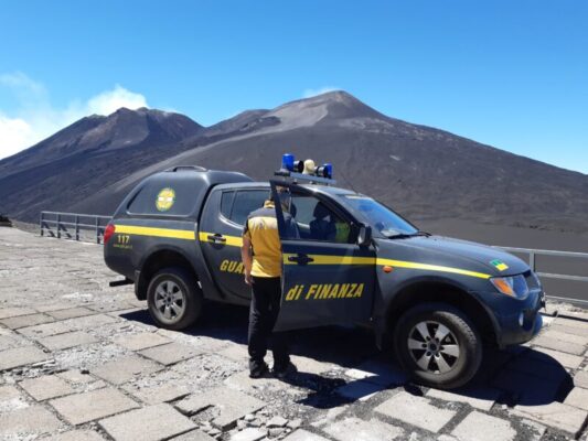 Padre e figlio ciclisti in difficoltà sulla pista altomontana dell’Etna: soccorsi dalle Fiamme Gialle