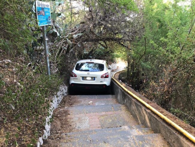 Taormina, coppia di fidanzati rimane incastrata con l’auto in una scalinata: “Tutta colpa del navigatore”