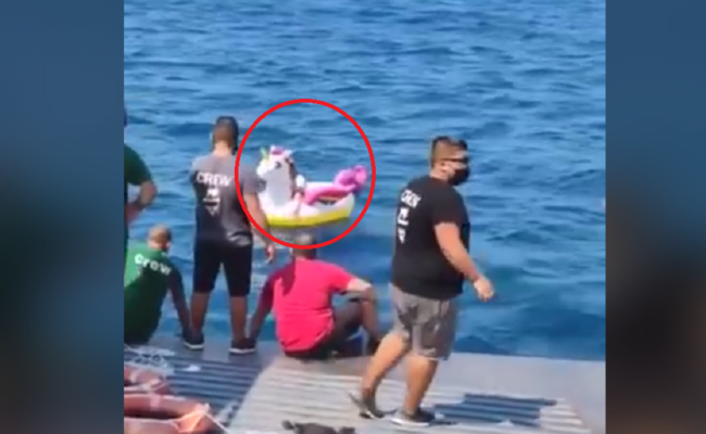 Scompare alla vista dei genitori e finisce al largo su unicorno gonfiabile: bimba di 3 anni recuperata da traghetto – VIDEO