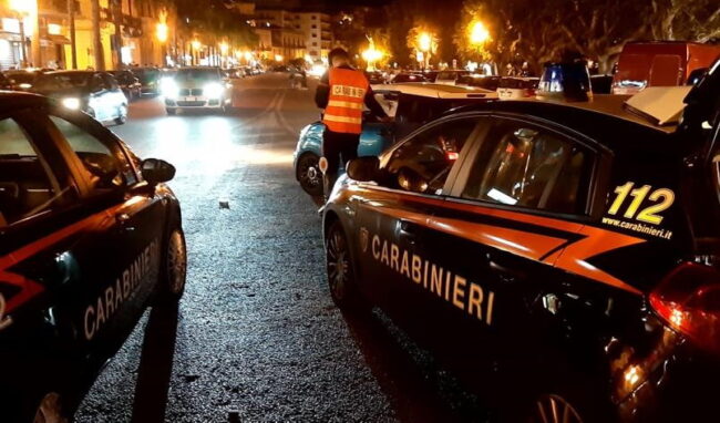 Picchia la compagna in strada, gruppo di amici interviene: 46enne accoltella un giovane, arrestato