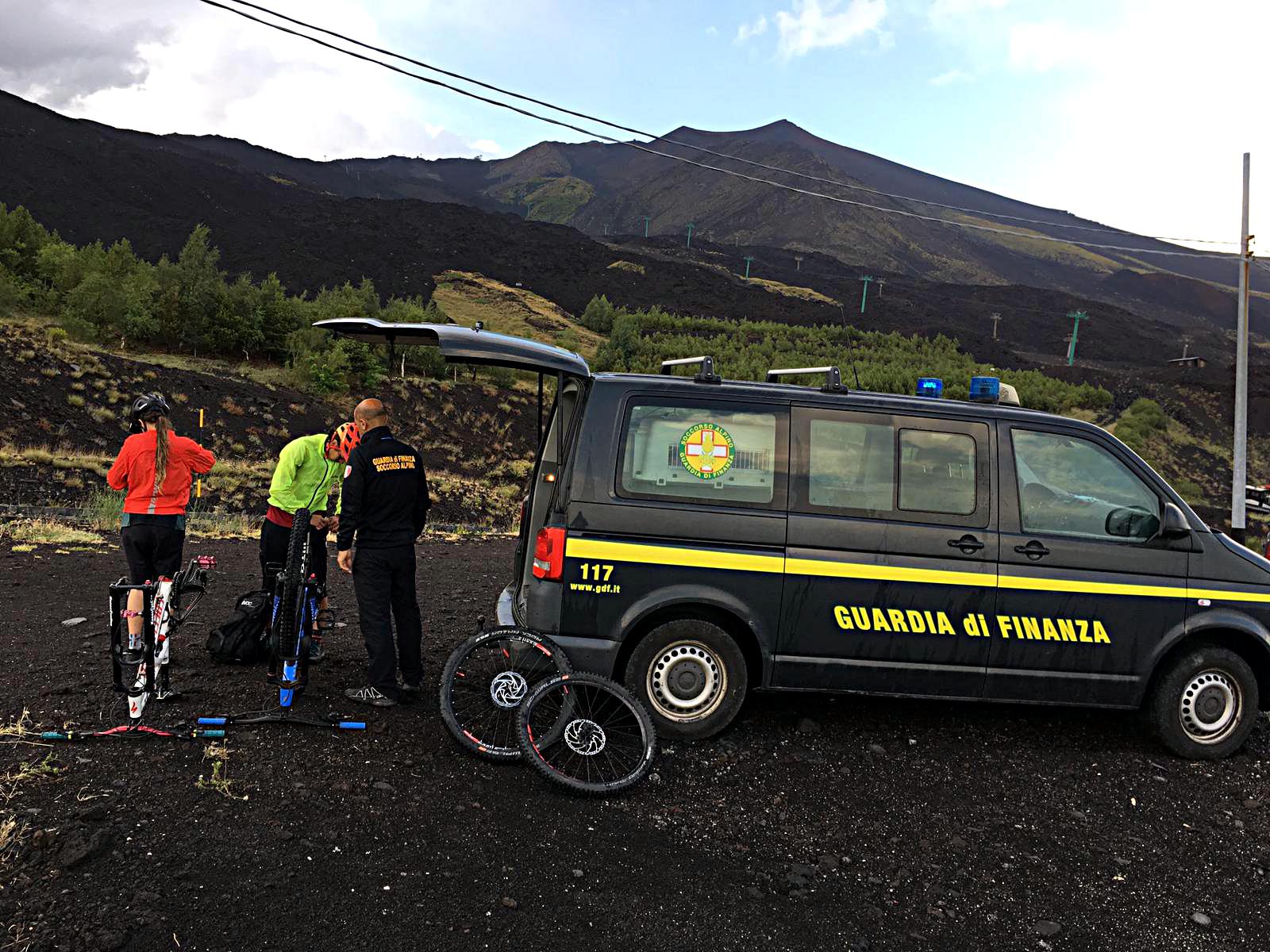 Sorpresi da un violento temporale e da una fitta nebbia sull’Etna: due ciclisti salvati dal Soccorso Alpino