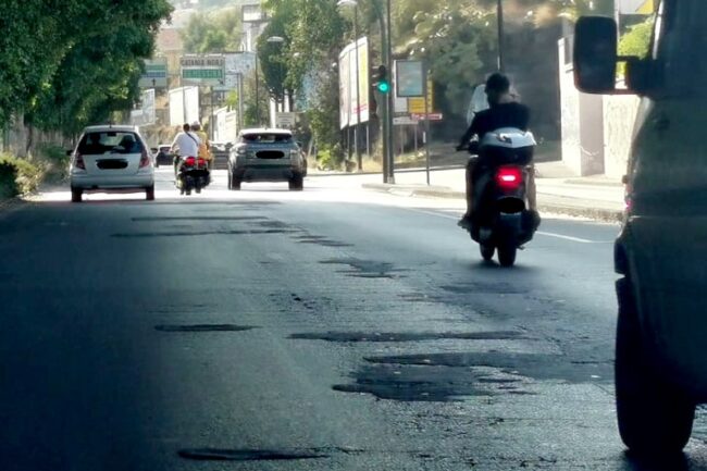 Il degrado della Circonvallazione di Catania. Strade “rattoppate” e foglie a coprire i semafori: “Come una vecchia coperta”