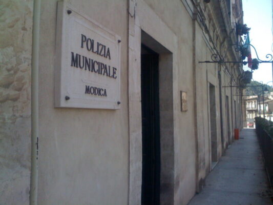 Biglietto strisce blu venduto il doppio del prezzo di norma: denunciati madre e figlio