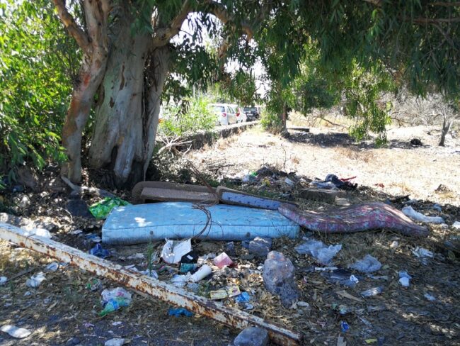 Catania, il “caos” del viale Kennedy. “Discariche abusive, rischio di essere investiti e code”: chiesto tavolo tecnico