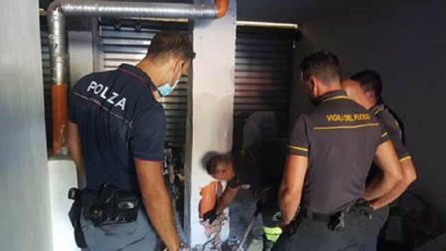 Polizia passa al setaccio viale Grimaldi: droga nel condotto fognario, furti e invasione di edifici pubblici. Indagate 7 persone