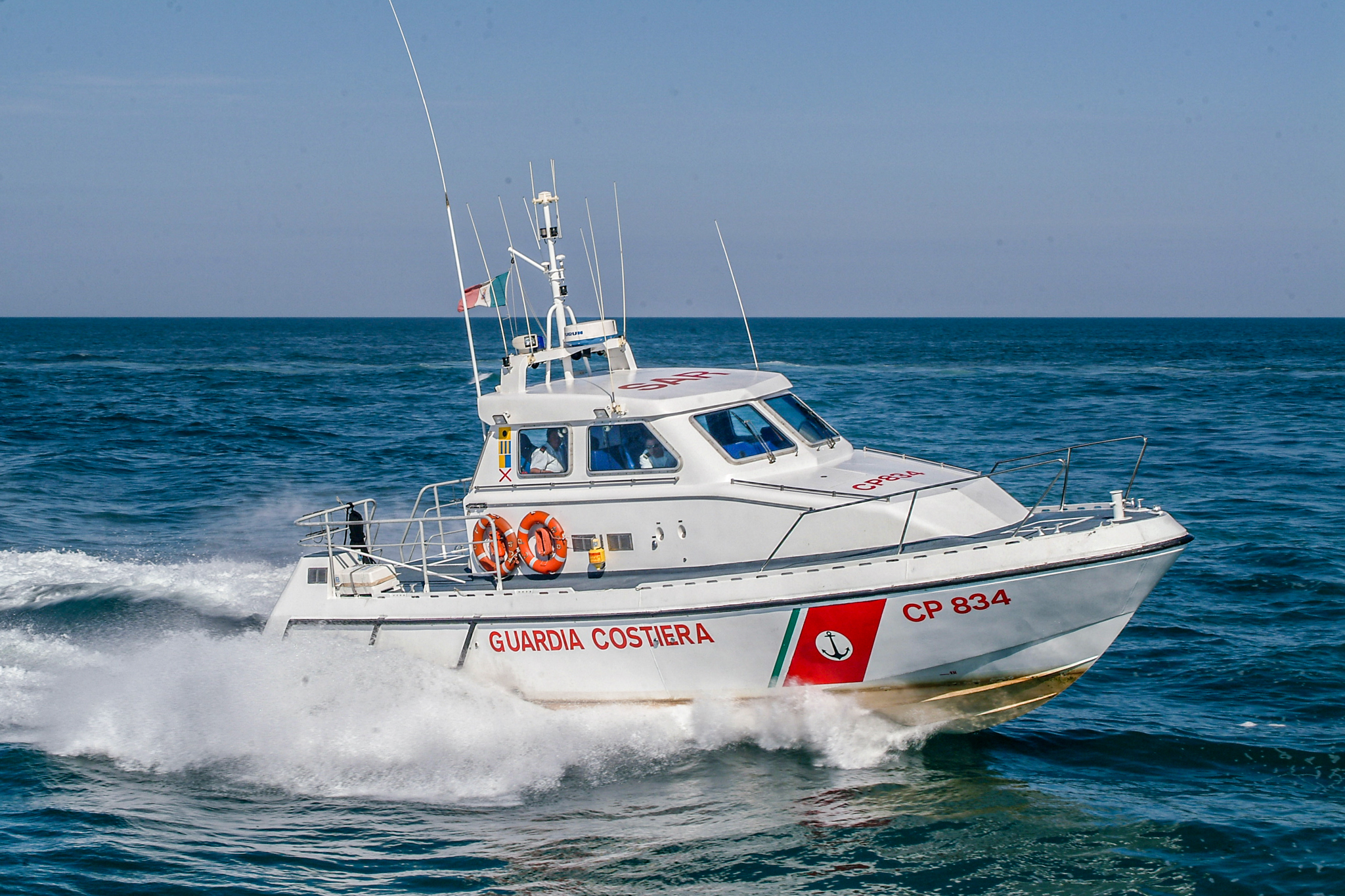 Incendio a bordo di un natante, due ustionati: la Guardia Costiera salva 4 persone