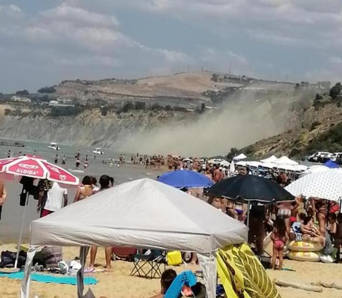 Tragedia sfiorata nella spiaggia del Kaos, frana una porzione di costone: area poco prima piena di turisti