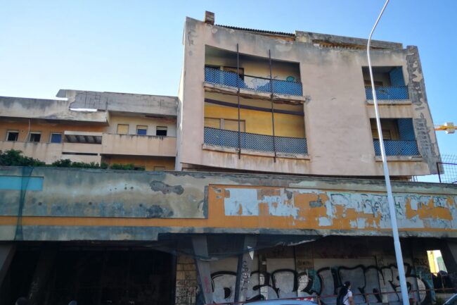 Catania, degrado e abbandono palazzine in via Bernini. Cardello: “Intervenire subito per questioni di pubblica incolumità”