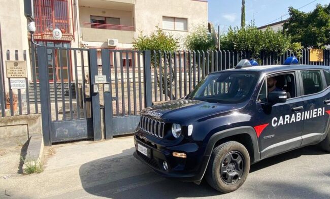 Porta il figlio minorenne a spacciare con lui e gli nasconde la droga negli slip: scatta la denuncia nel Catanese