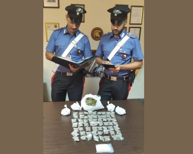 Droga in casa, arrestati tre fratelli: 28enne sferra pugno a carabiniere e gli frattura il braccio