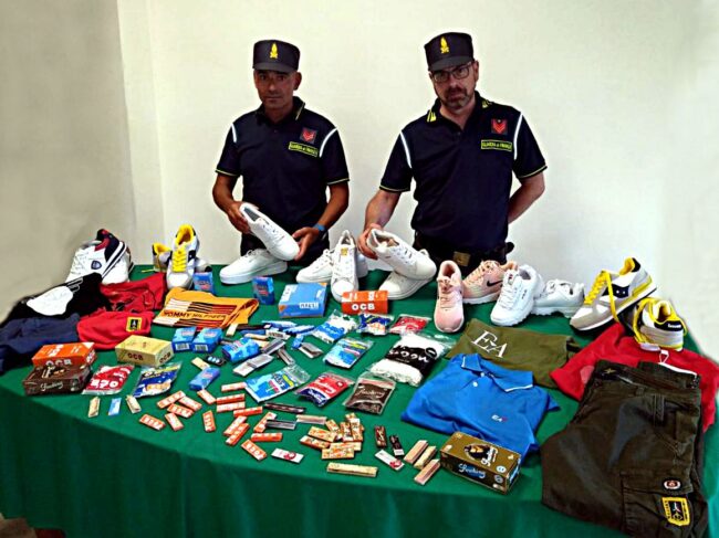 Blitz della Finanza a “Fera o Luni”, sequestrati oltre 70mila prodotti illegali tra cartine e filtri: nei guai un cinese