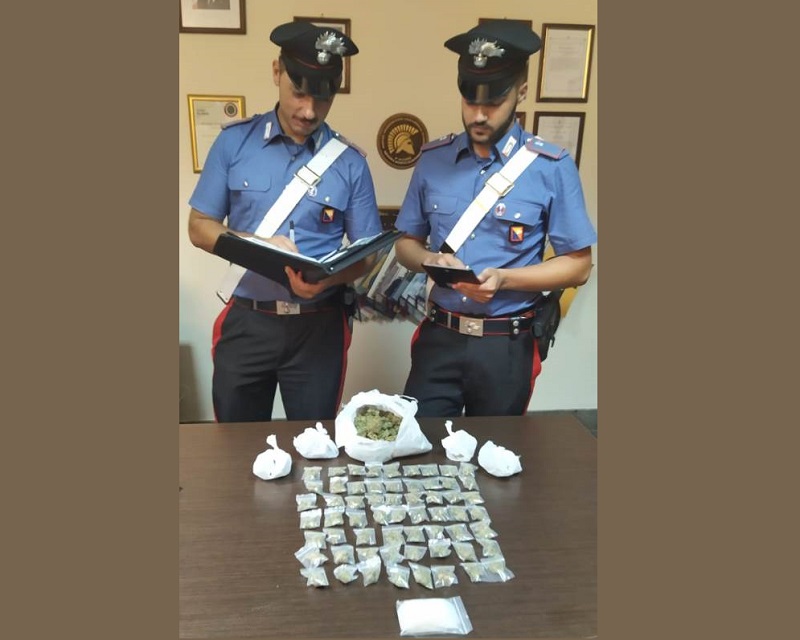 Droga in casa, arrestati tre fratelli: 28enne sferra pugno a carabiniere e gli frattura il braccio