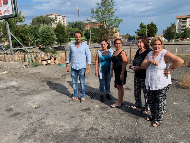 Ratti ovunque in via Ustica, a rischio soprattutto i bambini: consigliere Giacone incontra i residenti