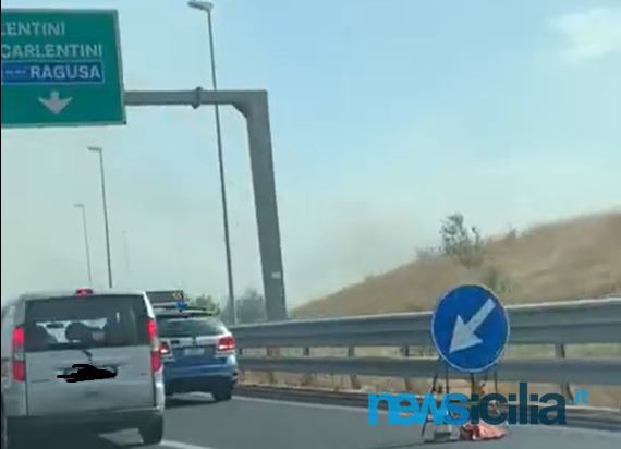 Incendio lungo la Catania-Siracusa, chiuso svincolo Lentini-Carlentini: FOTO-VIDEO