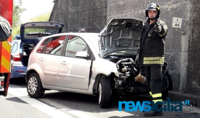 Incidente sulla A18, perde il controllo del mezzo e si schianta: 4 feriti e traffico paralizzato – FOTO