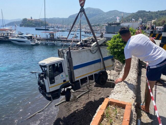 Camion della spazzatura in mare, autista in Rianimazione: mezzo sequestrato, acque invase dai rifiuti