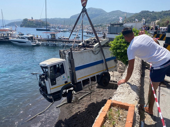 Camion della spazzatura in mare, autista in Rianimazione: mezzo sequestrato, acque invase dai rifiuti