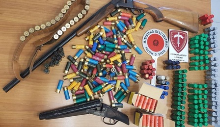 Controlli a Librino: fucili, lupara, spada e munizioni trovati in viale Moncada. Tre indagati per occupazione abusiva Controlli a Librino: fucili, lupara, spada e munizioni trovati in viale Moncada. Tre indagati per occupazione abusiva