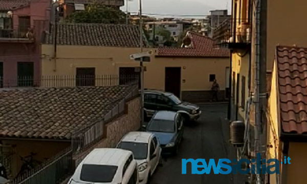 Clacson e lamentele a San Giovanni Galermo, auto ostruisce il passaggio veicolare – FOTO