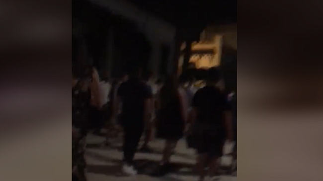 Movida senza controlli, scoppia l’ennesima rissa: il VIDEO tra il panico dei turisti, famiglie e giovani