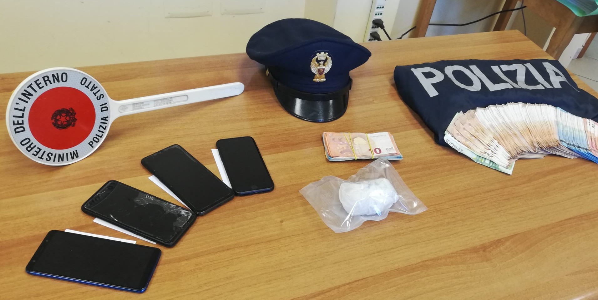 Alt della Polizia, trovati in macchina con eroina e 8mila euro in contanti: arrestati 4 uomini