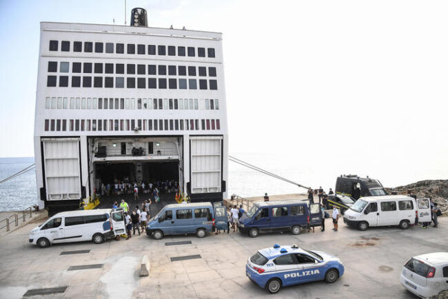 Lampedusa, è iniziato il trasferimento dei migranti sulla nave quarantena