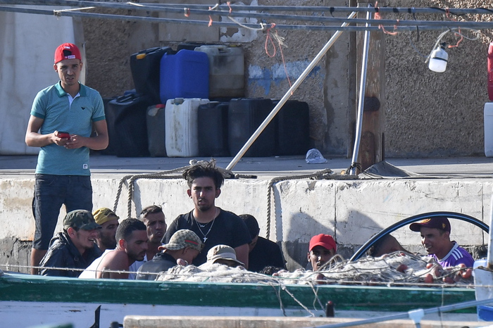 Lampedusa, ancora sbarchi nella notte: 100 migranti trasferiti a Porto Empedocle, 712 restano all’hotspot