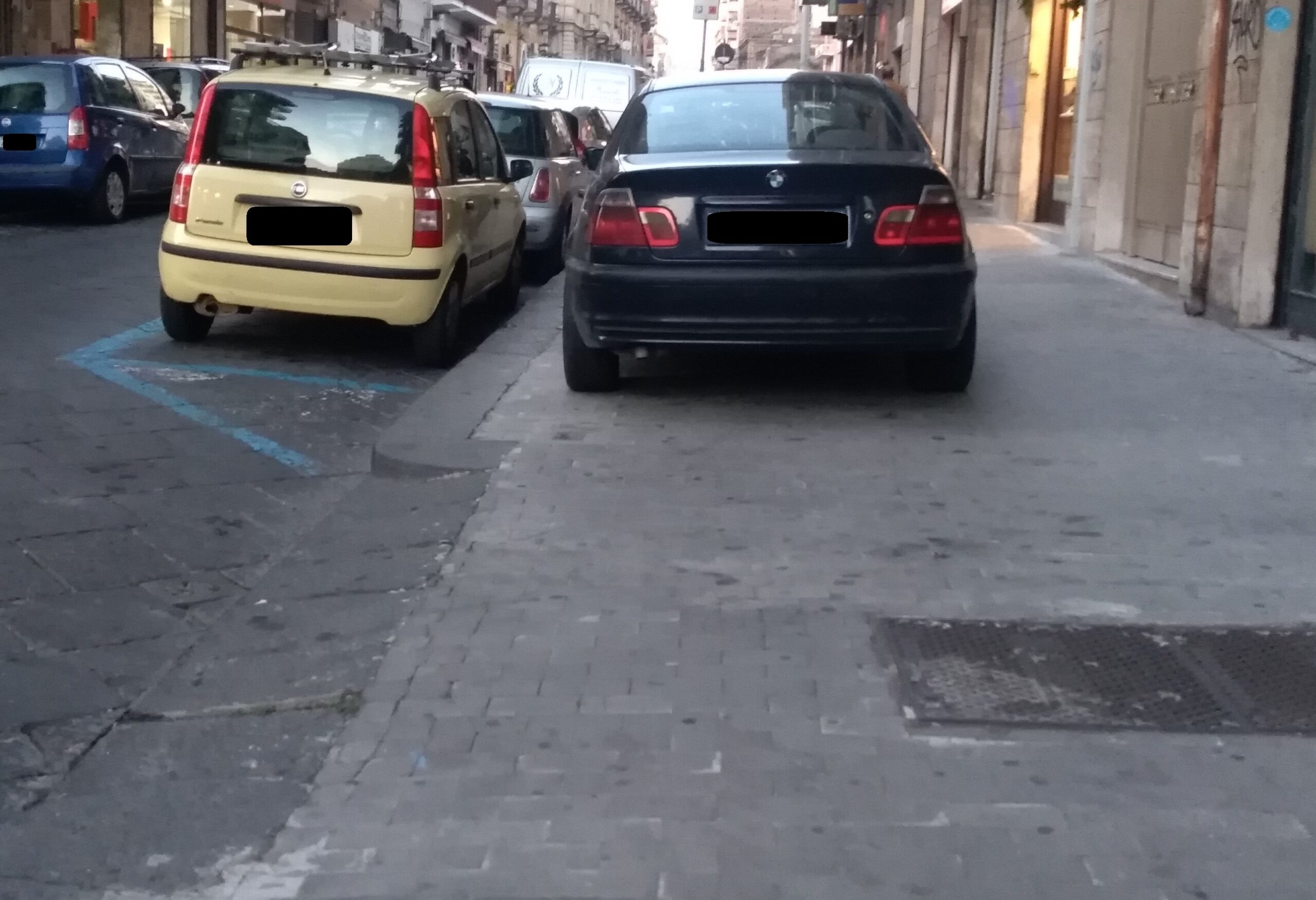 Catania, parcheggi selvaggi con rischi per pedoni e blocco del traffico. Parisi: “Servono soluzioni adeguate”