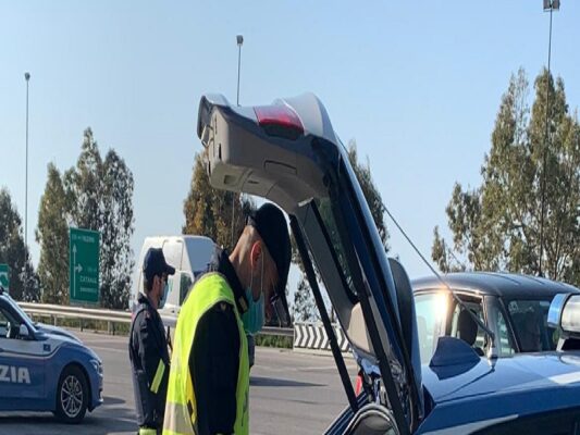 I controlli della Polstrada, tra automobilisti in difficoltà e soccorsi per incidenti: sanzionato uomo in bici sull’A20 I controlli della Polstrada, tra automobilisti in difficoltà e soccorsi per incidenti: sanzionato uomo in bici sull’A20