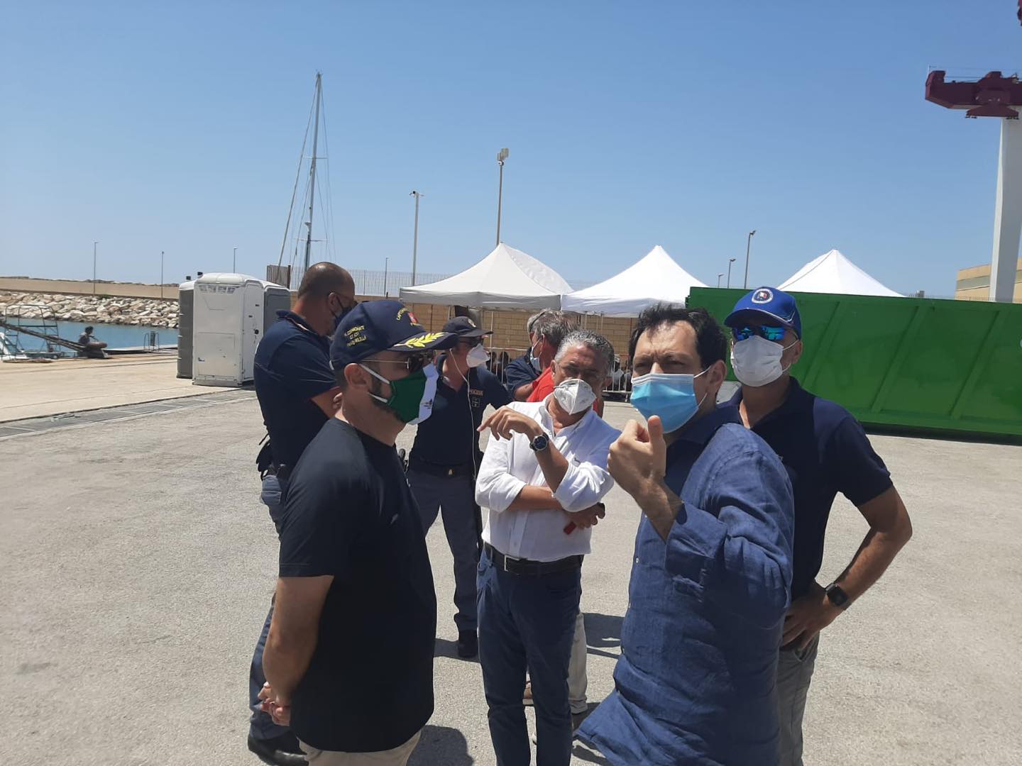 Sicilia e migranti, assessore Razza in visita a Pozzallo tra follie e situazione allo stremo