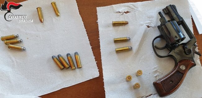 Pistola revolver e coltello nascosti in auto: finisce in manette il noto ristoratore Francesco Pellizzeri
