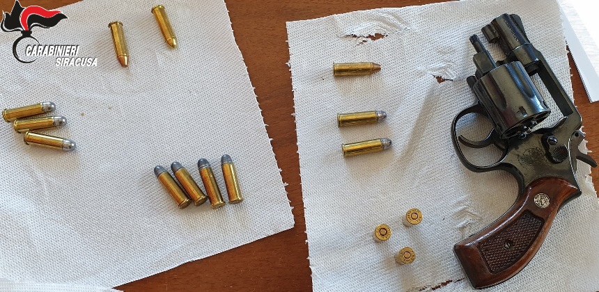 Pistola revolver e coltello nascosti in auto: finisce in manette il noto ristoratore Francesco Pellizzeri Pistola revolver e coltello nascosti in auto: finisce in manette il noto ristoratore Francesco Pellizzeri