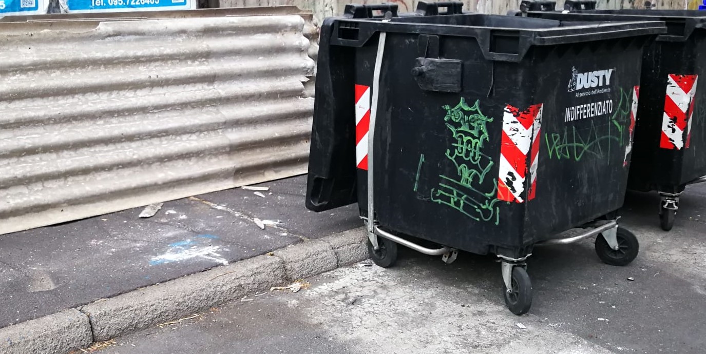 Materassi, mobili e materiale infiammabile: degradalo nel IV municipio di Catania. Buceti: “Serve potenziare il territorio con telecamere”