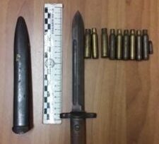 Lite tra madre e figlio, perquisizione in casa di un catanese: scoperte armi e munizioni di guerra