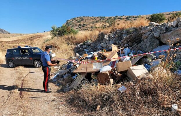 Fondo agricolo trasformato in discarica a cielo aperto nel Catanese: denunciato pregiudicato 49enne