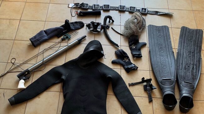 Pesca illegale, sub si nascondono in acqua all’arrivo di carabinieri: sequestrati 5 Kg di pesce
