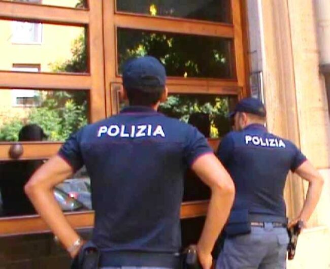 Scene da film in strada, ladro arrampicato su uno stabile come Spiderman: arrestato