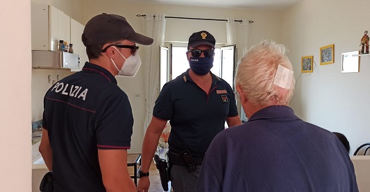 Anziano senza soldi per mangiare chiede aiuto alla polizia: agenti fanno la spesa e gliela donano a casa
