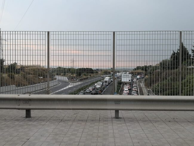 Caos sulla tangenziale di Catania, furgone blocca la strada: le code toccano i 20 chilometri – FOTO e VIDEO