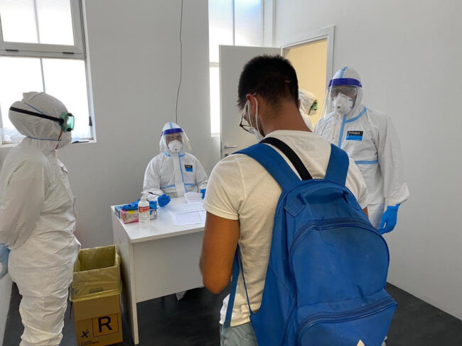 Aeroporto di Palermo, effettuati i primi tamponi ai turisti provenienti da Malta: in 9 esaminati