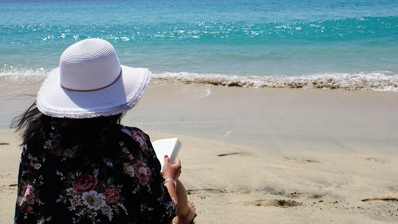 Libri, riviste, tintarella o sport? Come trascorrere il tempo in spiaggia durante le vacanze estive