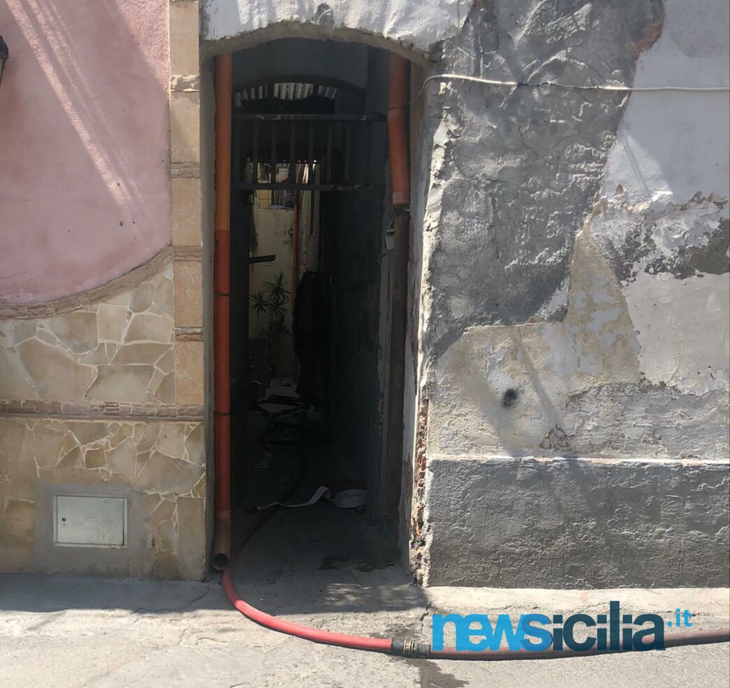 Incendio a Catania, in via Contarini crolla il tetto di un’abitazione: famiglia evacuata – I DETTAGLI