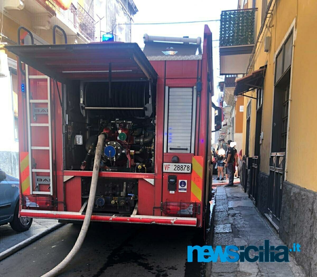 Incendio a Catania, fiamme all’ultimo piano di una palazzina: famiglia evacuata – FOTO