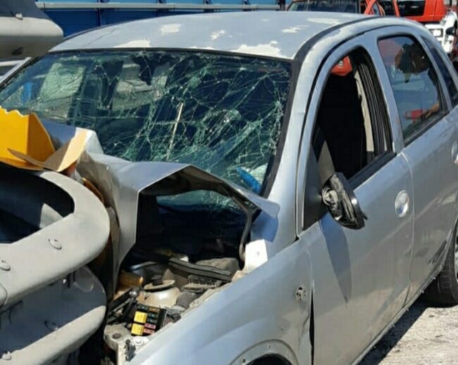 Auto si schianta contro guardrail sull’Asse dei servizi: 3 feriti e un codice rosso al “Cannizzaro” – FOTO