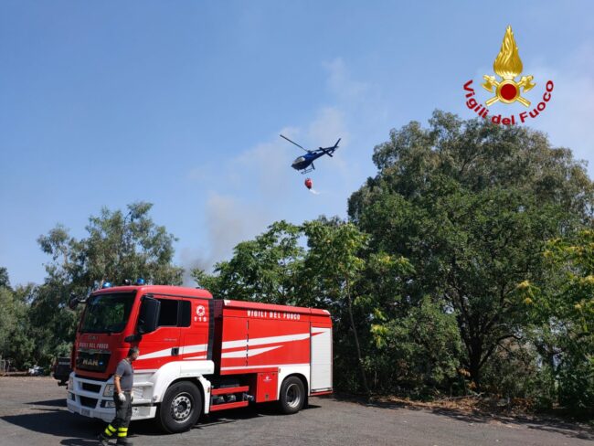 Collina di Vampolieri in fiamme, incendio minaccia abitazioni: bruciano sterpaglie e macchia mediterranea – FOTO