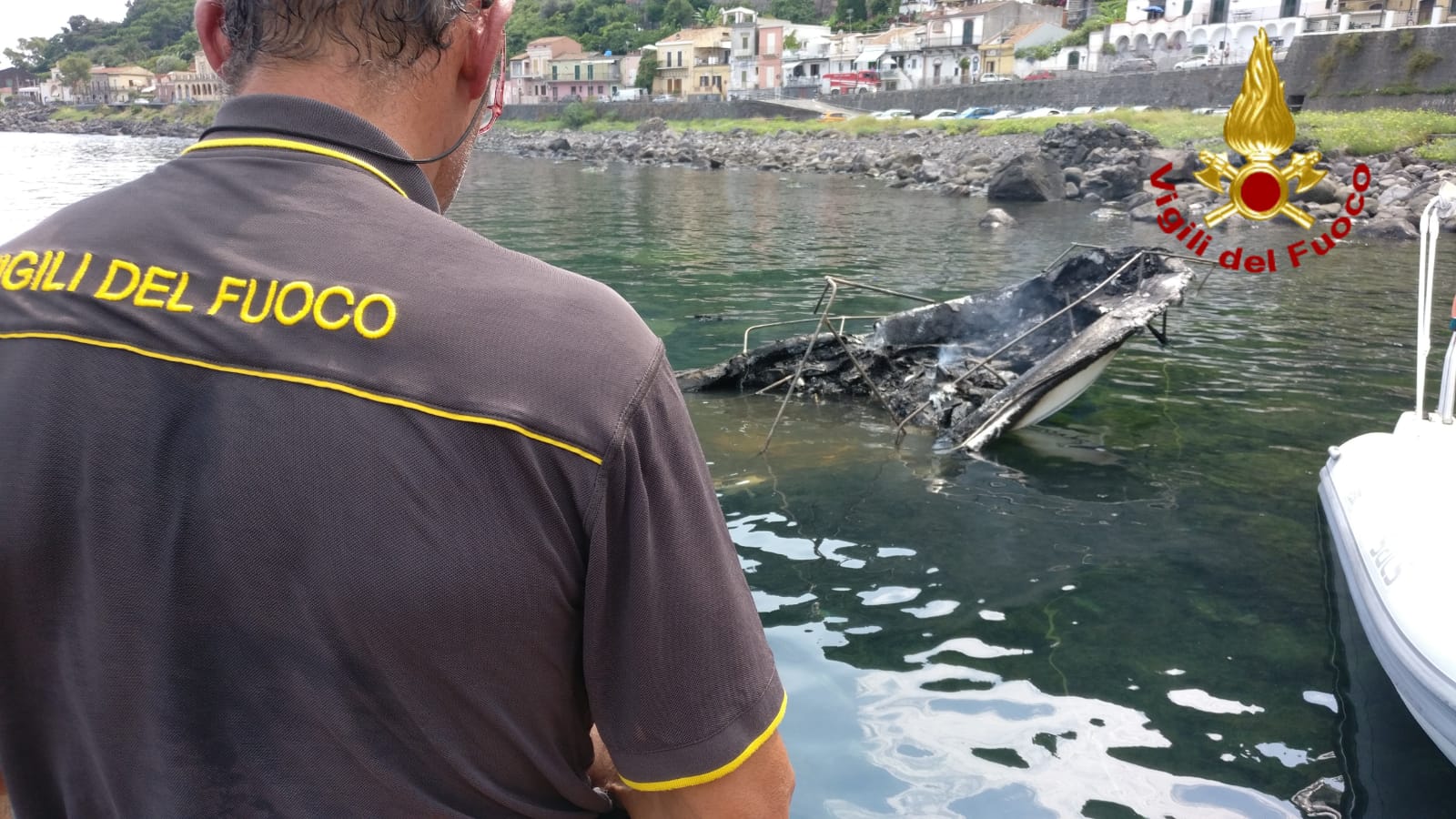 Paura al porto, fiamme distruggono barche nel Catanese: ustionata una persona – FOTO e VIDEO