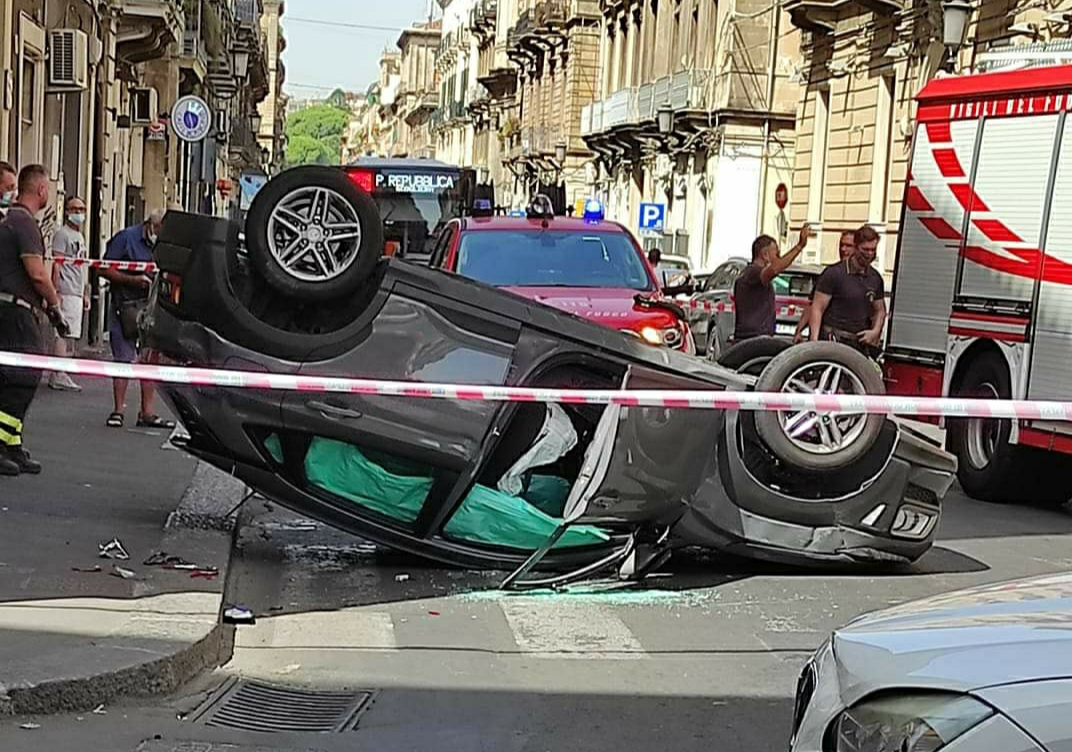 Rocambolesco incidente in pieno centro a Catania: scontro tra due auto, un mezzo si ribalta