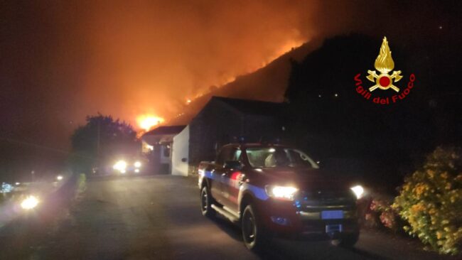 Inferno di fuoco a Trecastagni, brucia Monte Gorna: case minacciate dalle fiamme, residenti evacuati – FOTO e VIDEO