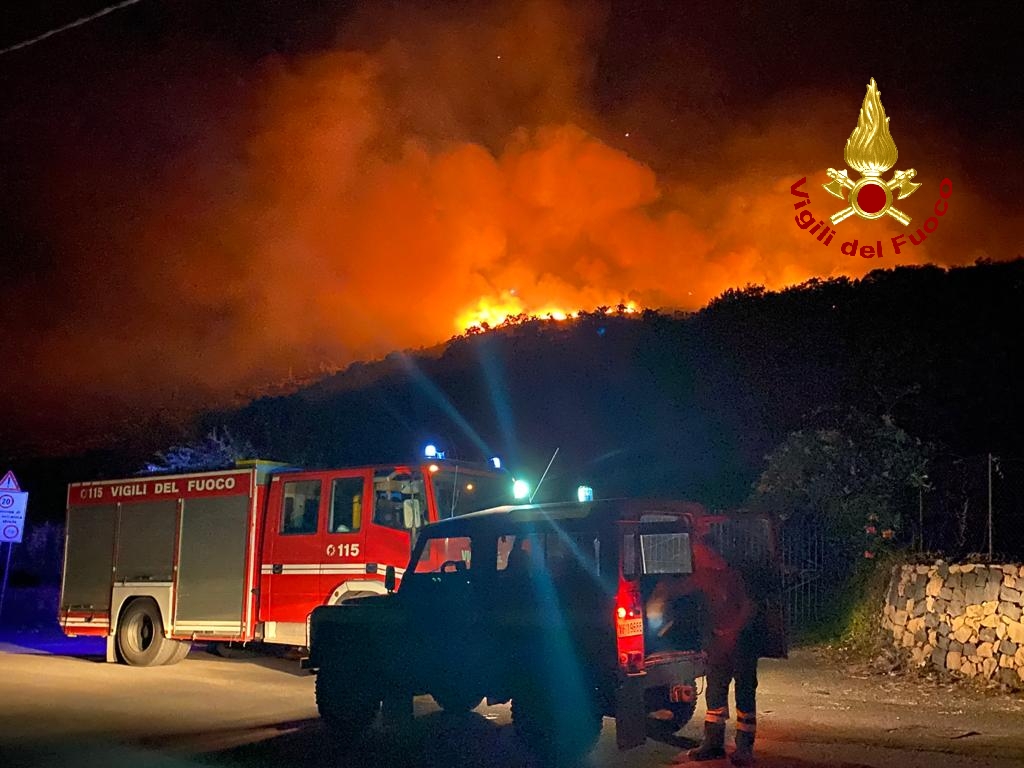 Incendio nel Catanese, da ieri notte bruciano alberi e macchia mediterranea: scoppio sui tralicci dell’alta tensione – FOTO